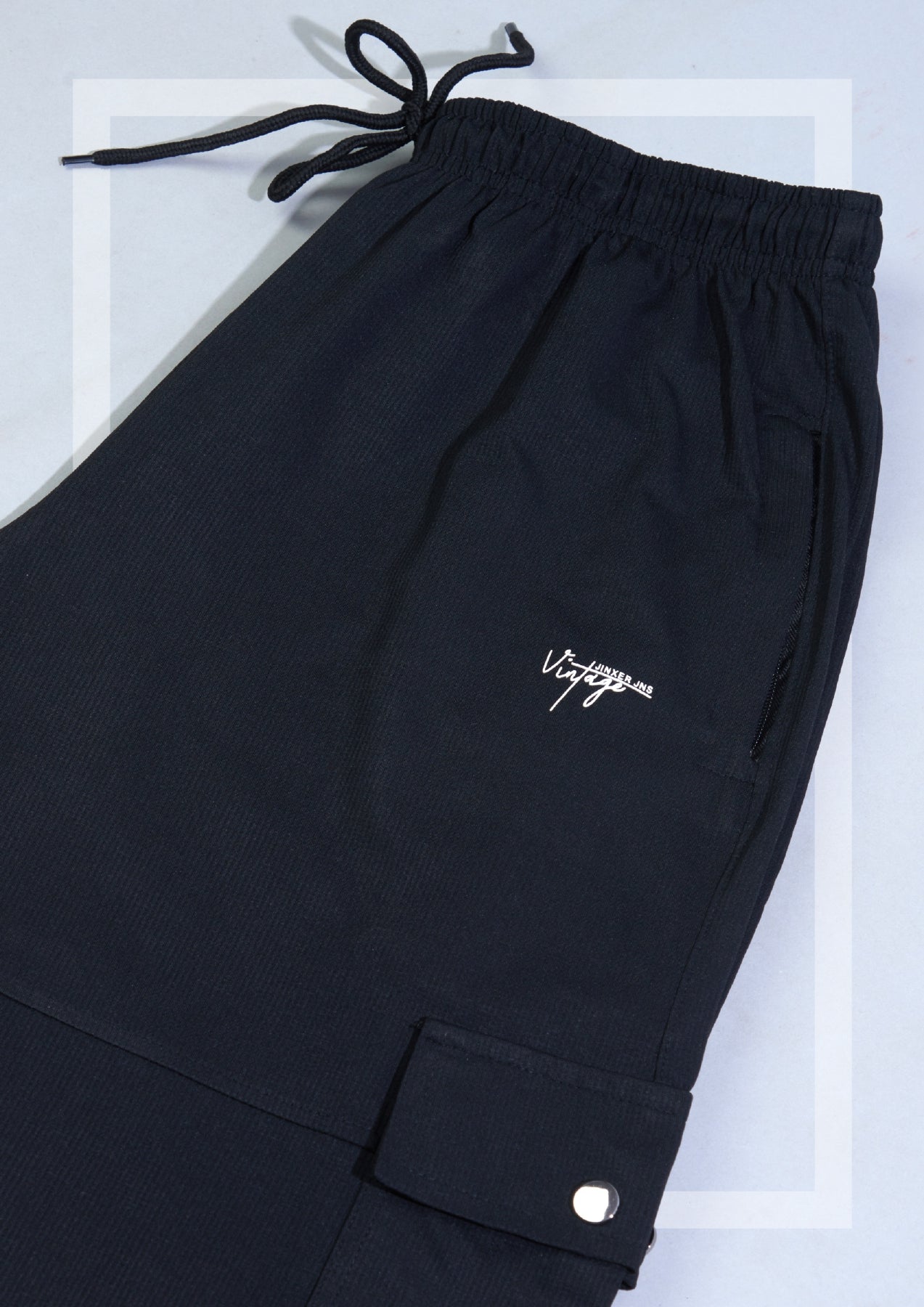Men's black cargo pants with 2 side pockets