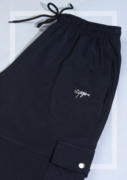 Men's black cargo pants with 2 side pockets